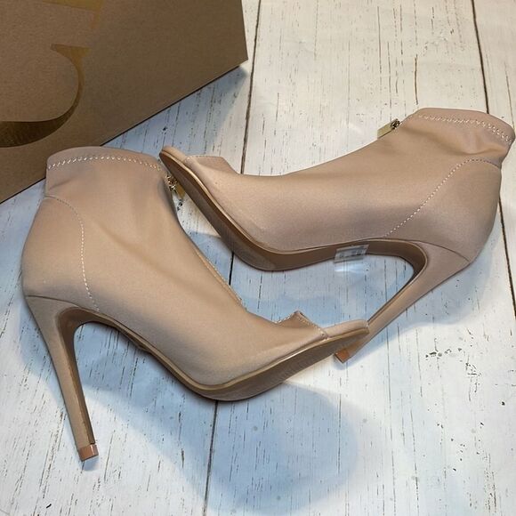 Charlotte Russe woman’s zip up fabric ankle boots. Size 8 color nude. - Picture 5 of 8